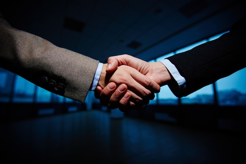 handshake-businessmen_1098-742